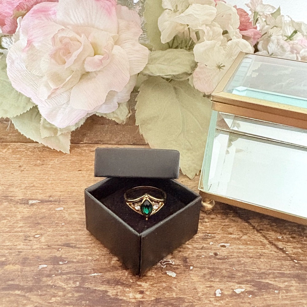VTG 1995 Avon Emaraldesque Ring Gold Plated Emerald Marquise Rhinestone Sz 8.5 - Picture 8 of 10